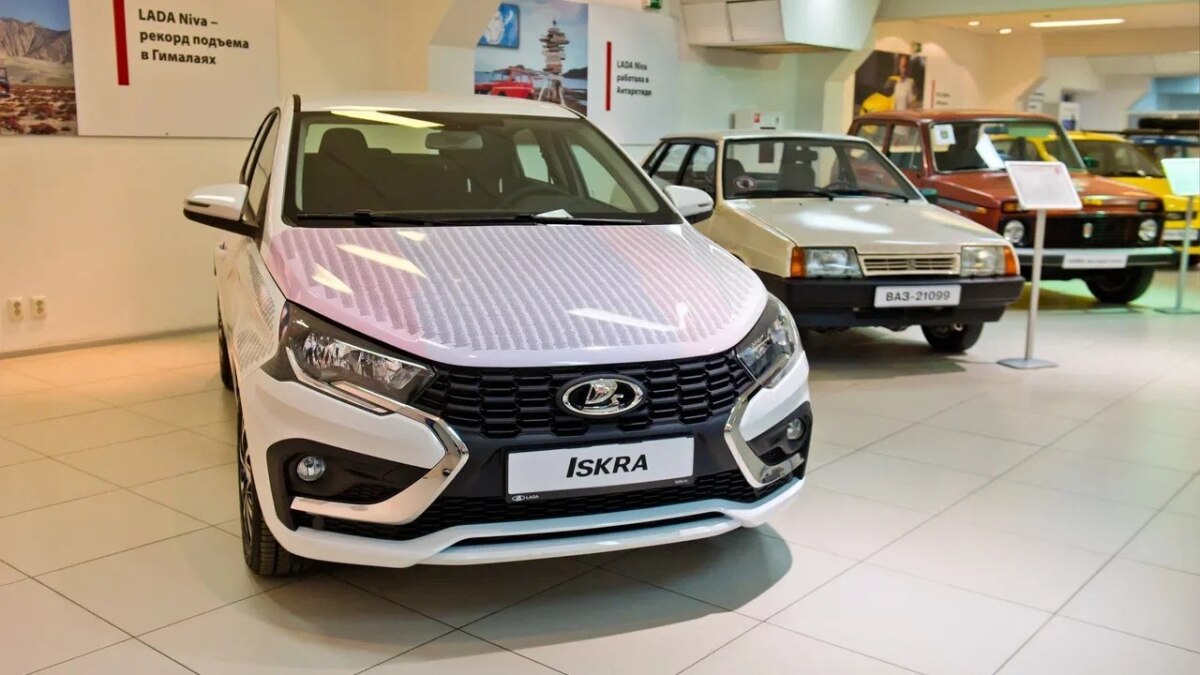 Lada Iskra 2025 стала памятником — кузов расписали фамилиями 37 тысяч работников