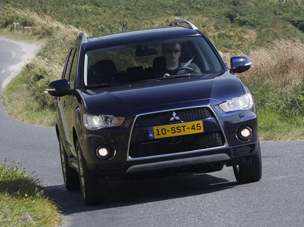 Lada Granta за 550 тысяч рублей и Mitsubishi Outlander за 950 тысяч: в РФ распродают авто должников