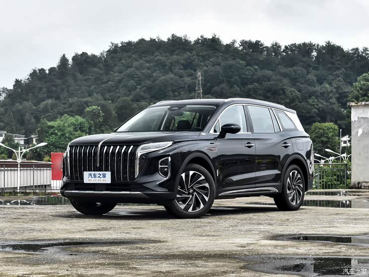 Hongqi HS7 вышел в новой флагманской полноприводной версии: цена на кросс снижена до 2,7 млн рублей