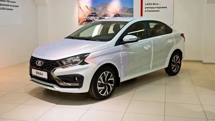 Lada Iskra 2025 стала памятником — кузов расписали фамилиями 37 тысяч работников