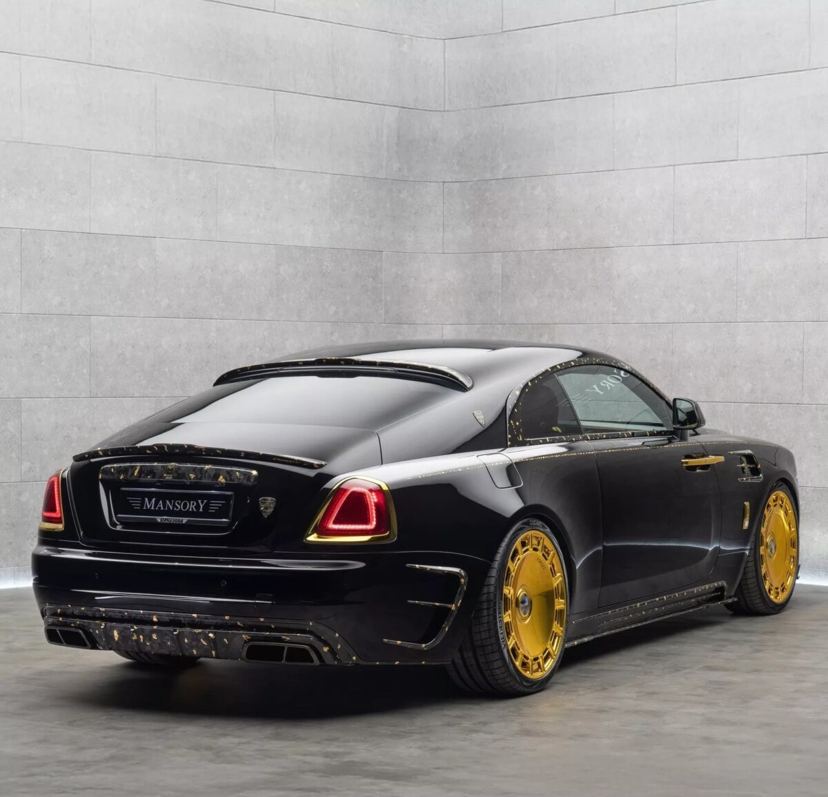 Rolls-Royce Wraith 2025 от Mansory с золотом и углеродом повсюду стал настоящим вызовом скромности