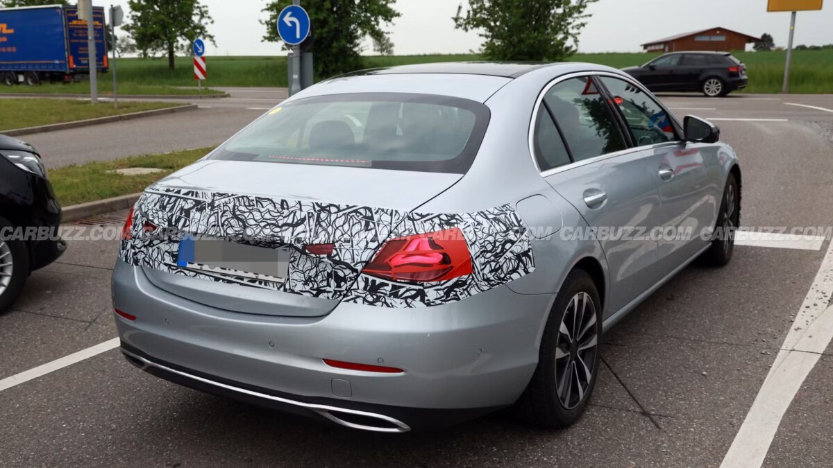 Mercedes готовит обновленный C-Class 2026: бензиновый вариант получит фары-звезды и новый интерьер