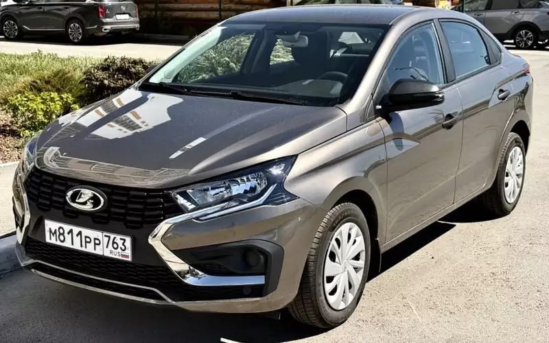 Lada Iskra 2025 впервые показали в «пустой» комплектации за 1,2 млн рублей