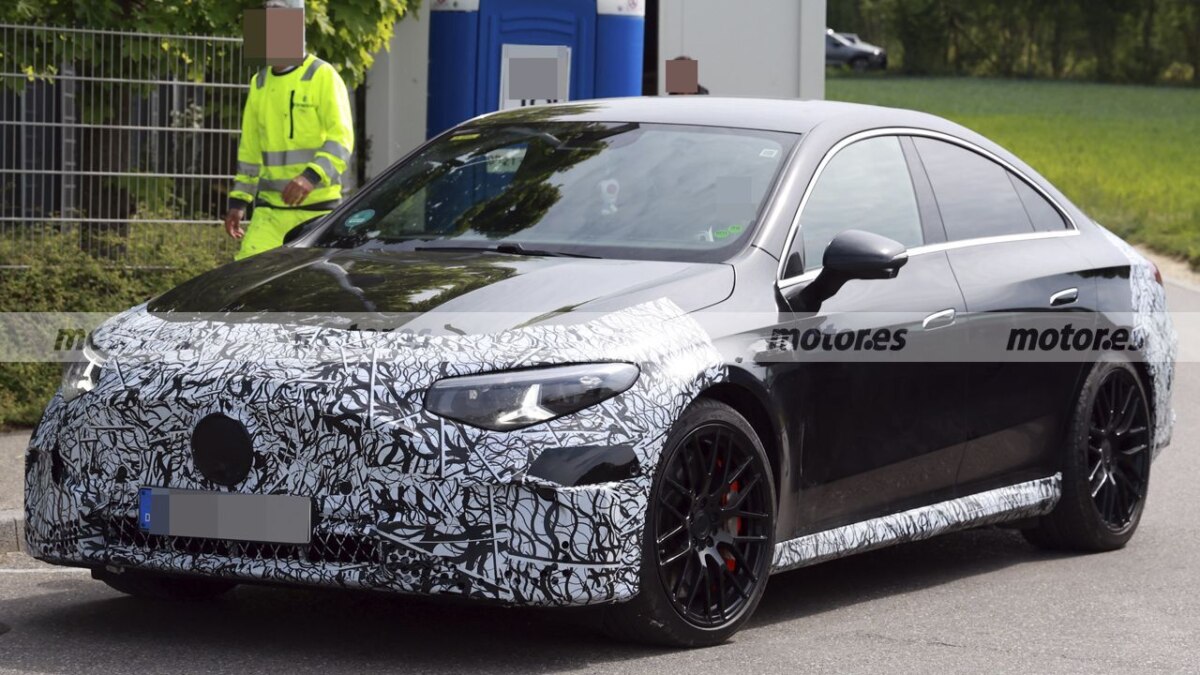 Новый Mercedes-AMG CLA 45 отправился на дорожные испытания: это будет мощный и дальнобойный седан
