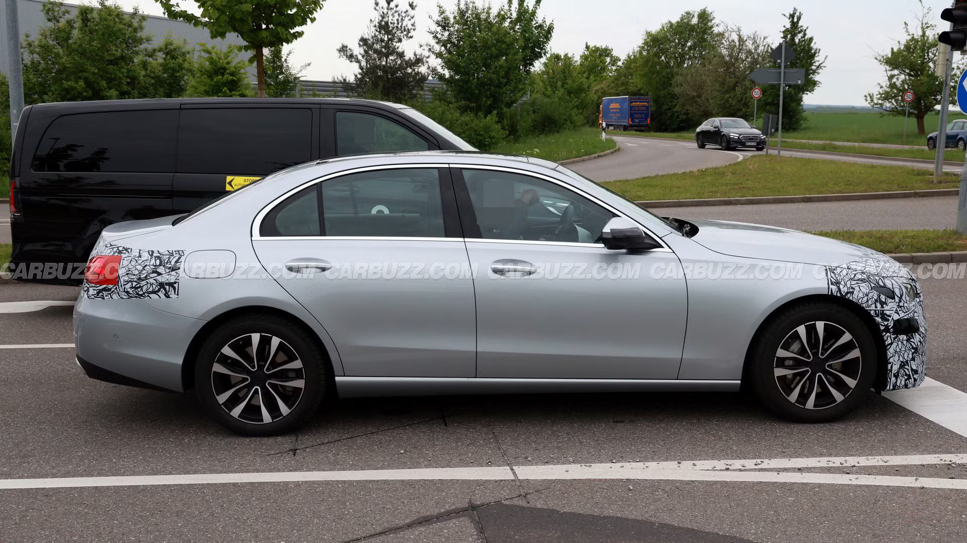 Mercedes готовит обновленный C-Class 2026: бензиновый вариант получит фары-звезды и новый интерьер