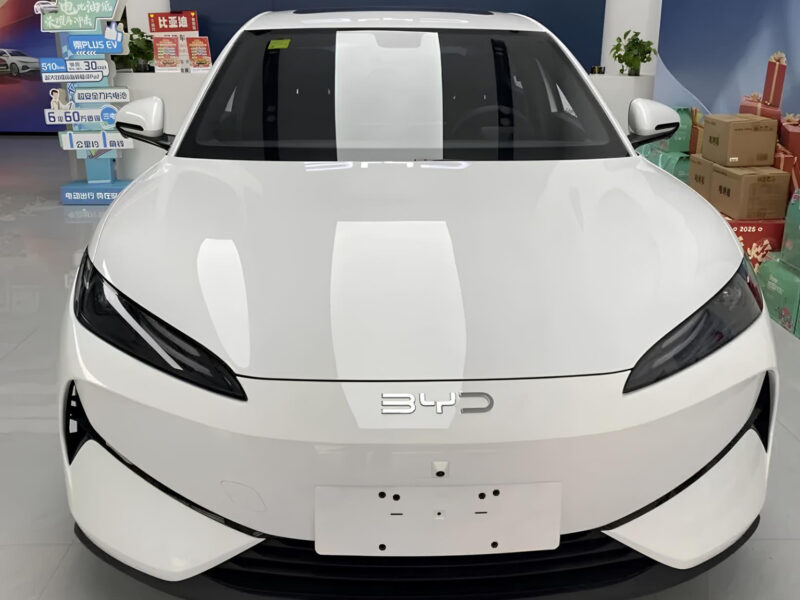 Седан BYD e7 EV добрался до дилеров в Китае, показав интерьер
