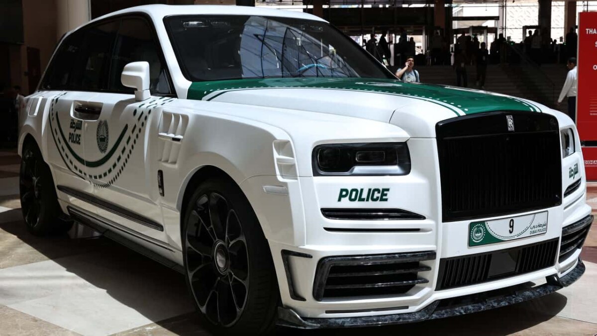 Rolls-Royce Cullinan, тюнингованный Mansory, стал полицейским автомобилем Дубая: «живые» фото
