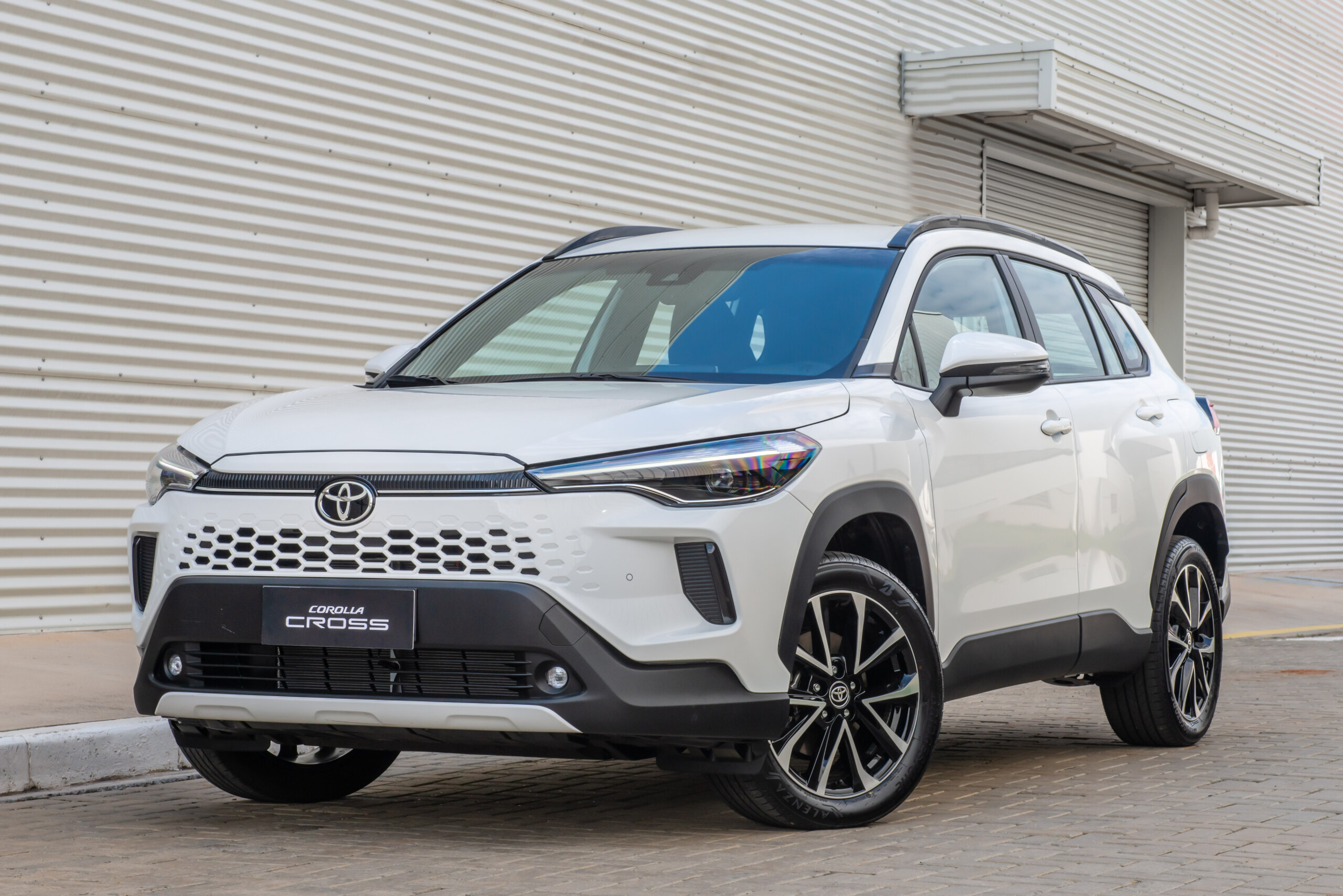 Обновленная Toyota Corolla Cross появится в продаже уже 23 мая: цены и все изменения