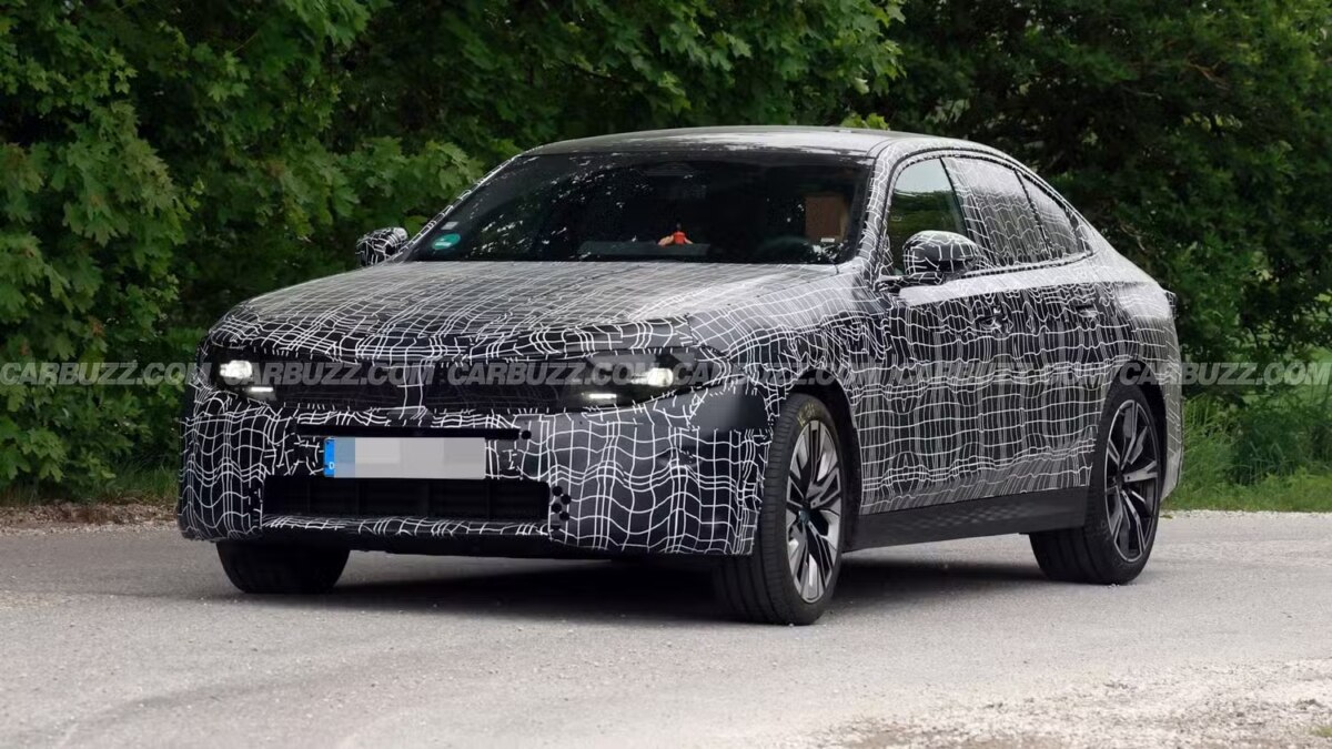 Новый BMW 5-Series опять вышел на тесты: седан точно не похож на своего предшественника