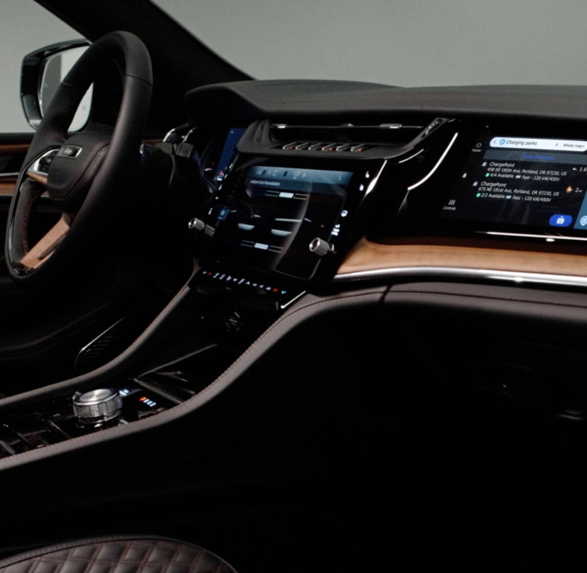 Jeep Grand Cherokee 2025 показывают без маскировки: что приготовил бренд в обновленном внедорожнике