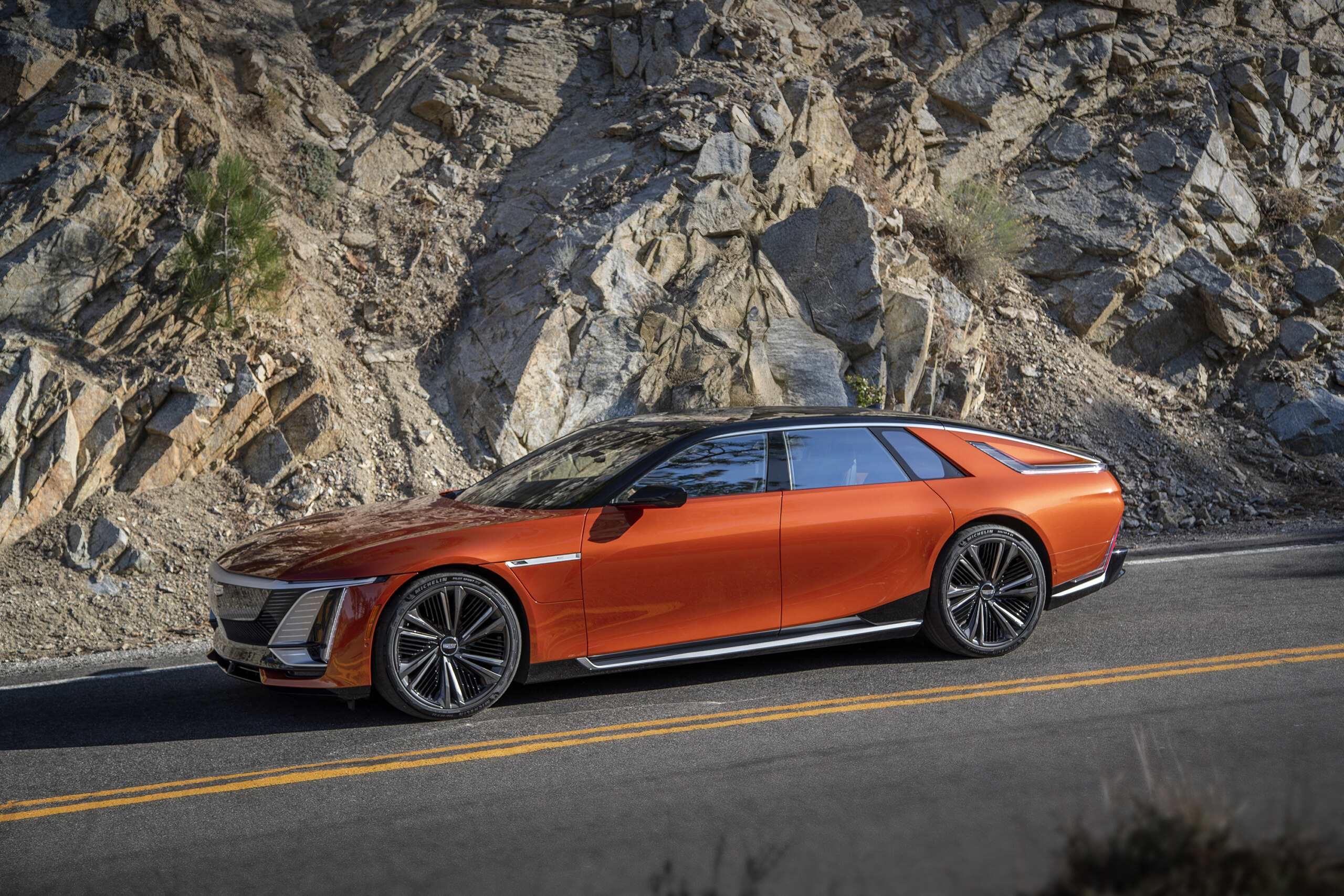 Спрос на новый Cadillac Celestiq не оправдал ожиданий: люксовая «электричка» оказалась никому не нужна