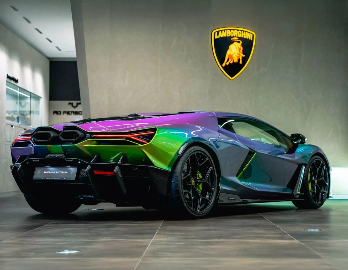 Lamborghini Revuelto получил самую безумную окраску в мире и его может купить любой желающий