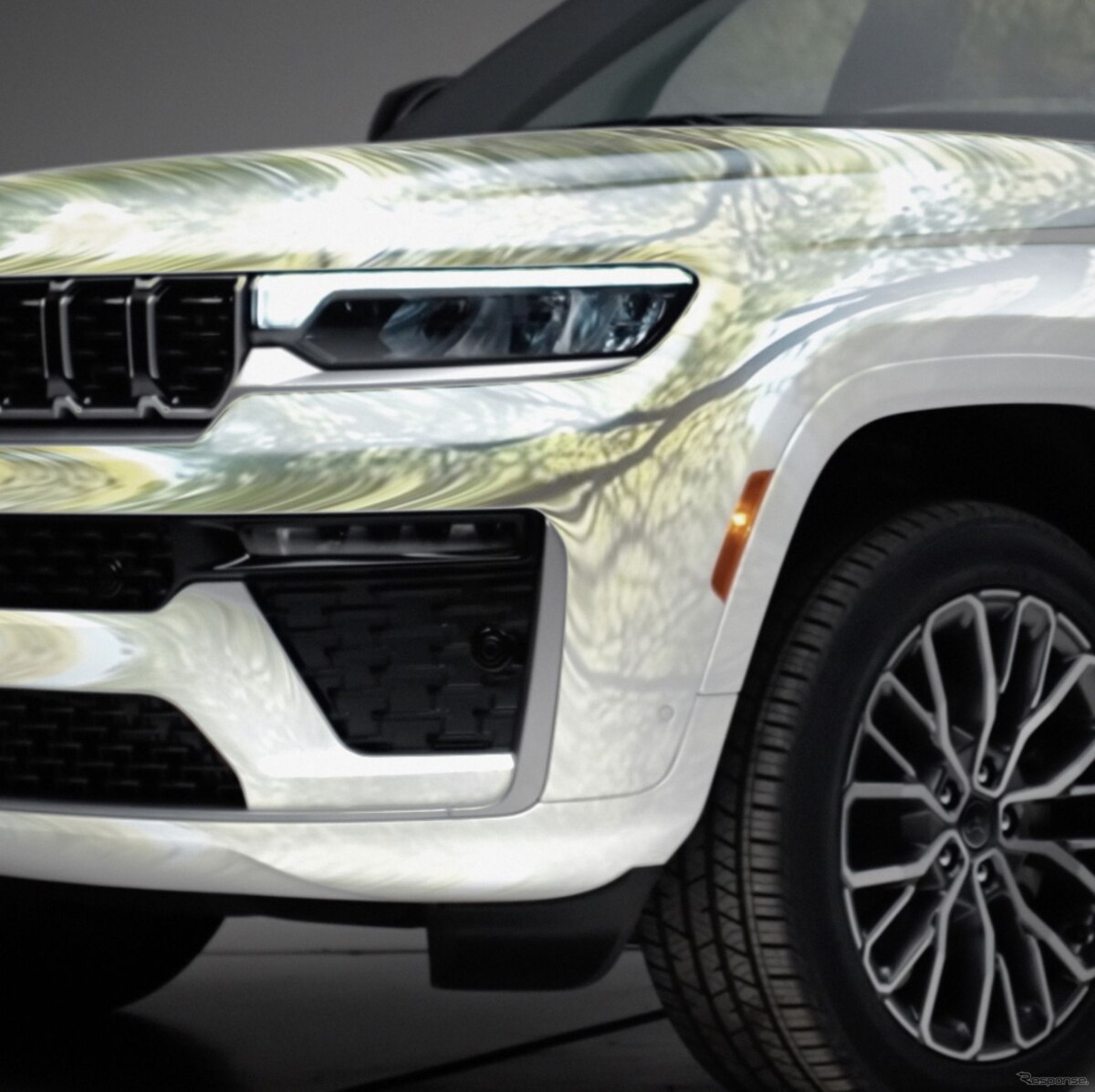 Jeep Grand Cherokee 2025 показывают без маскировки: что приготовил бренд в обновленном внедорожнике