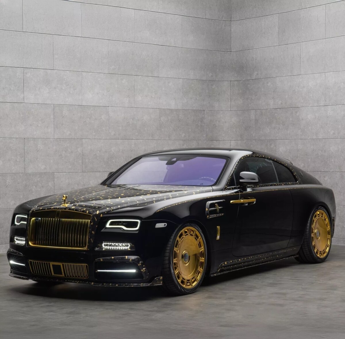 Rolls-Royce Wraith 2025 от Mansory с золотом и углеродом повсюду стал настоящим вызовом скромности