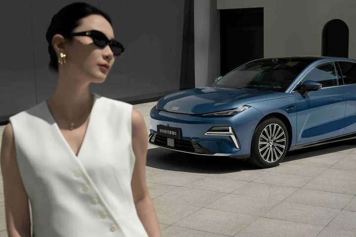 «Ужасная машина с тесным вторым рядом»: руководитель Chery раскритиковал Geely Galaxy Starshine 8