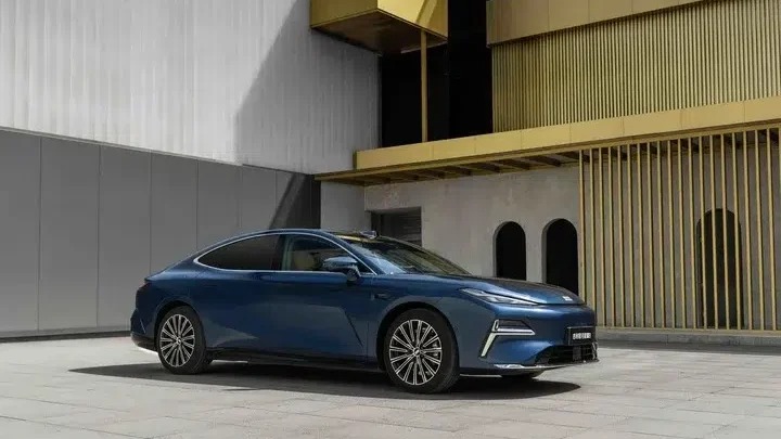 «Ужасная машина с тесным вторым рядом»: руководитель Chery раскритиковал Geely Galaxy Starshine 8