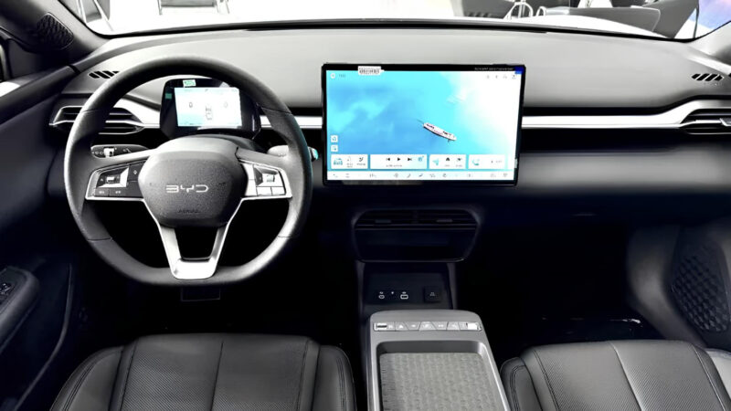 Седан BYD e7 EV добрался до дилеров в Китае, показав интерьер