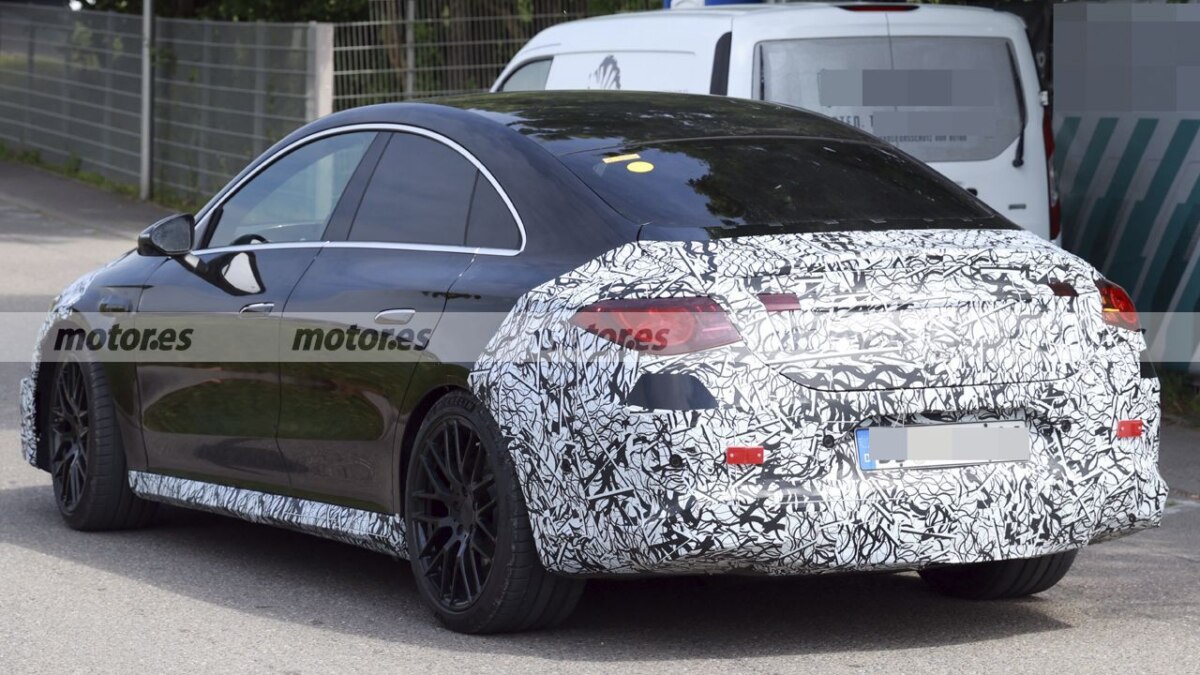 Новый Mercedes-AMG CLA 45 отправился на дорожные испытания: это будет мощный и дальнобойный седан