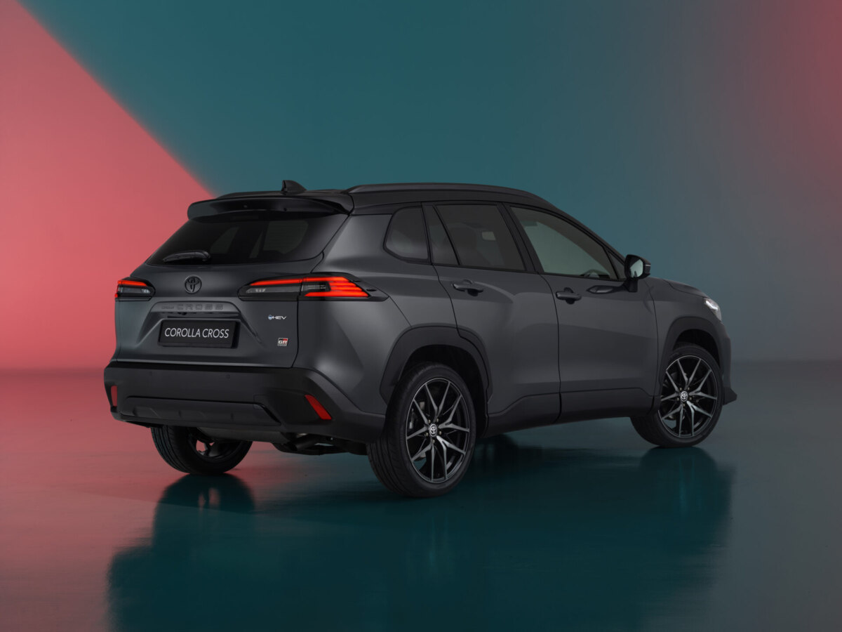 Представлена обновленная Toyota Corolla Cross GR: фото, сроки старта продаж и характеристики
