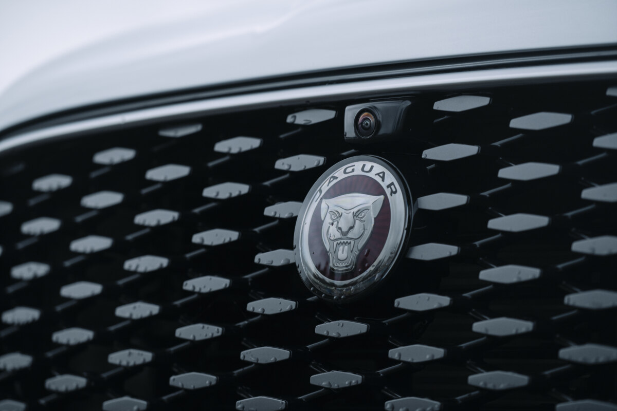 Jaguar Land Rover возобновляет экспорт своих автомобилей в США несмотря на 25-процентную пошлину