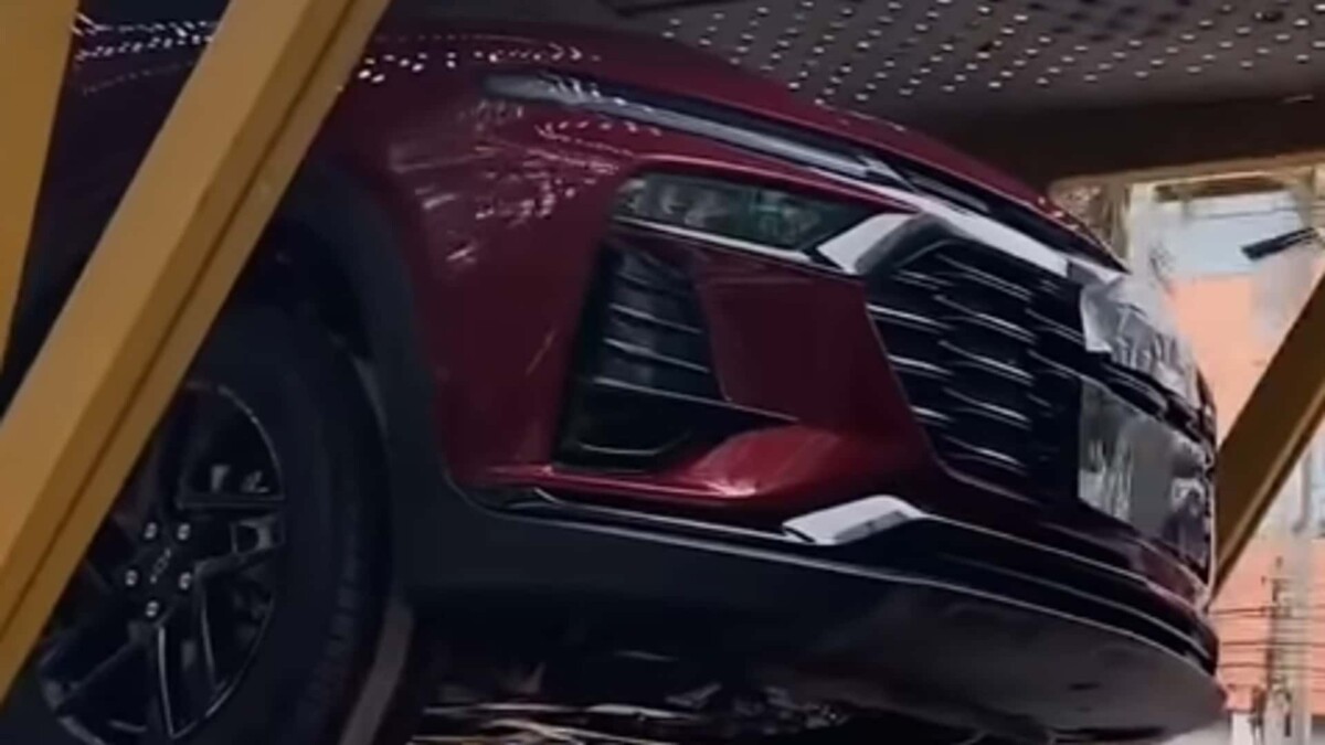 Обновленный Chevrolet Tracker 2026 появился в автосалонах: первые фото кроссовера без «камуфляжа»
