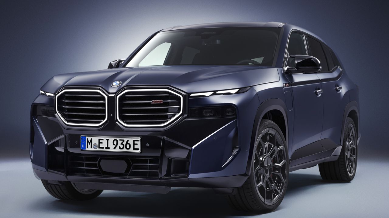 Компания BMW представила обновленный кроссовер XM, который должен был уйти с рынка